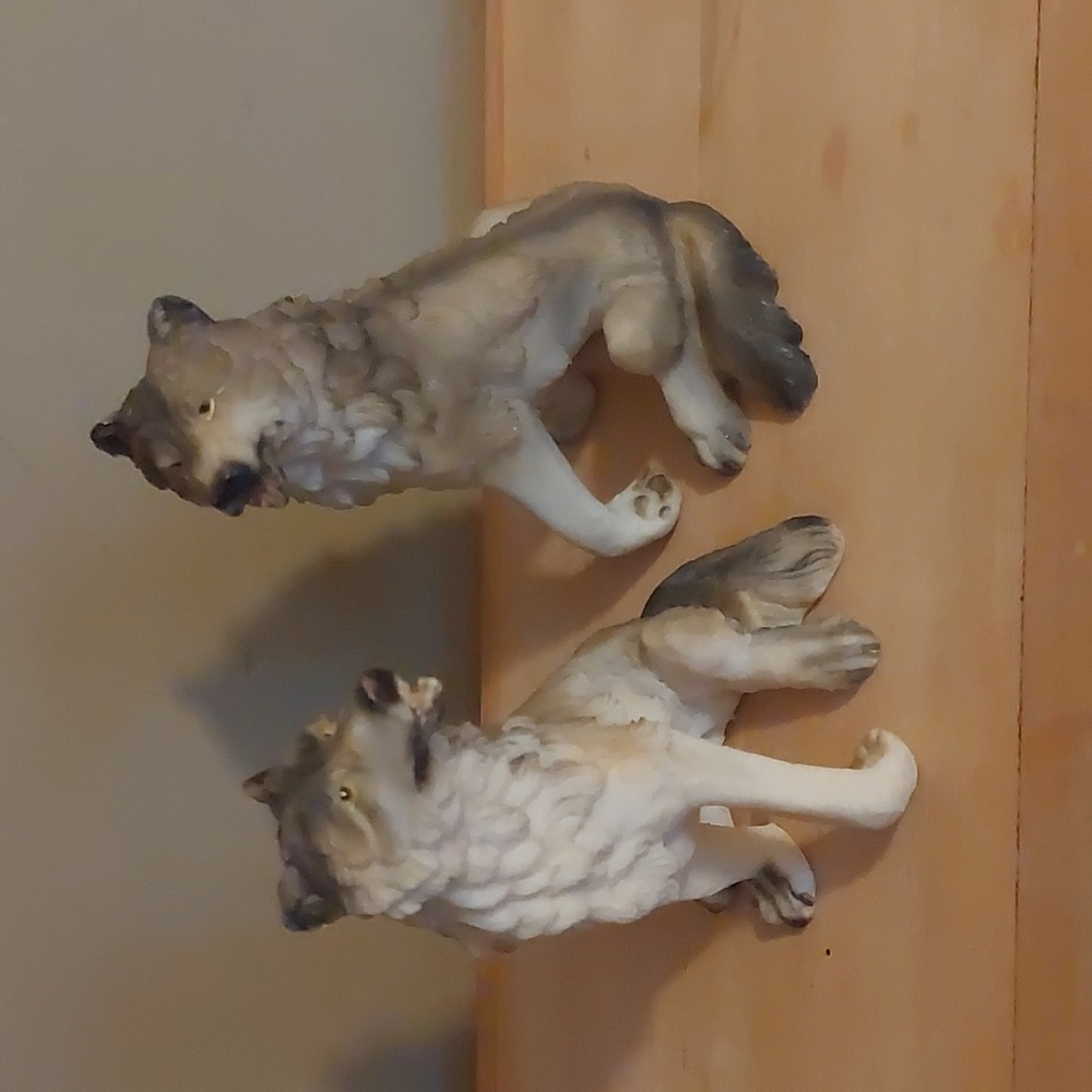 A pair of 7" novelty Gray Sitting Wolves.